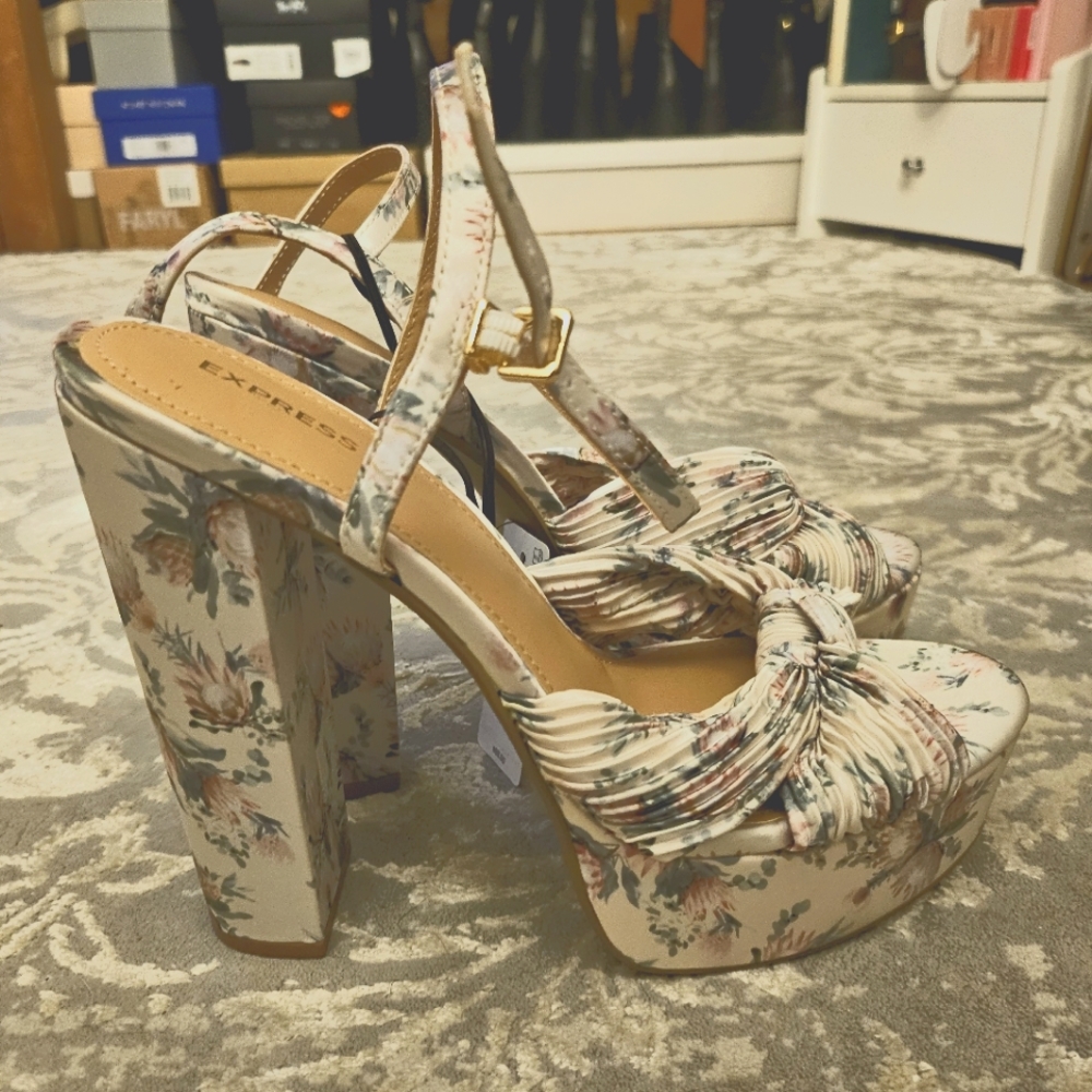 NWT EXPRESS Platform Floral Heels